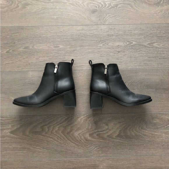 Anne Klein black leather boots size 7 - Picture 4 of 4